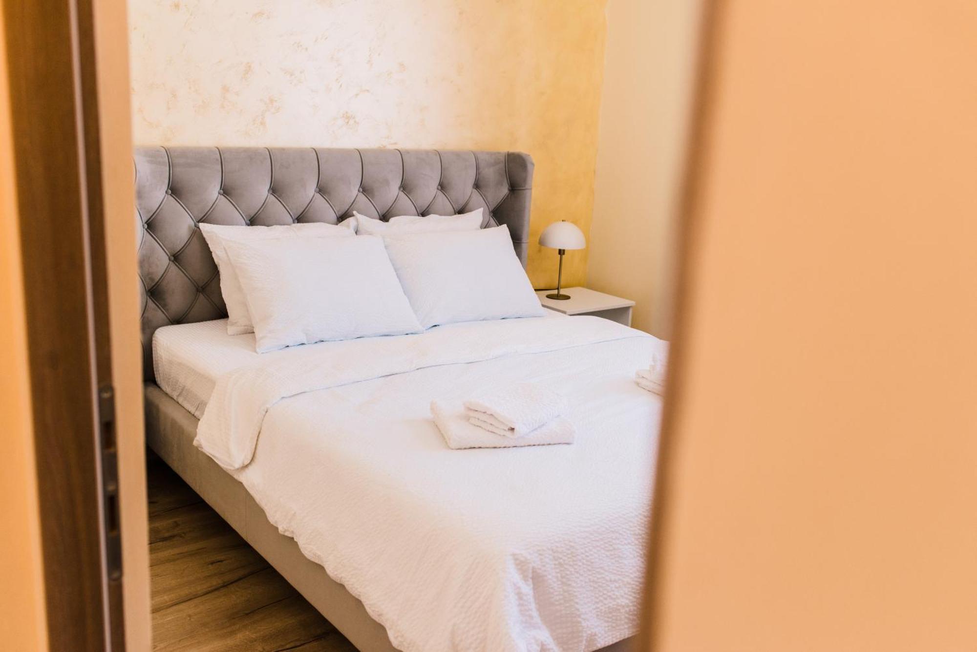 Central White Apartment Satu Mare Exterior foto